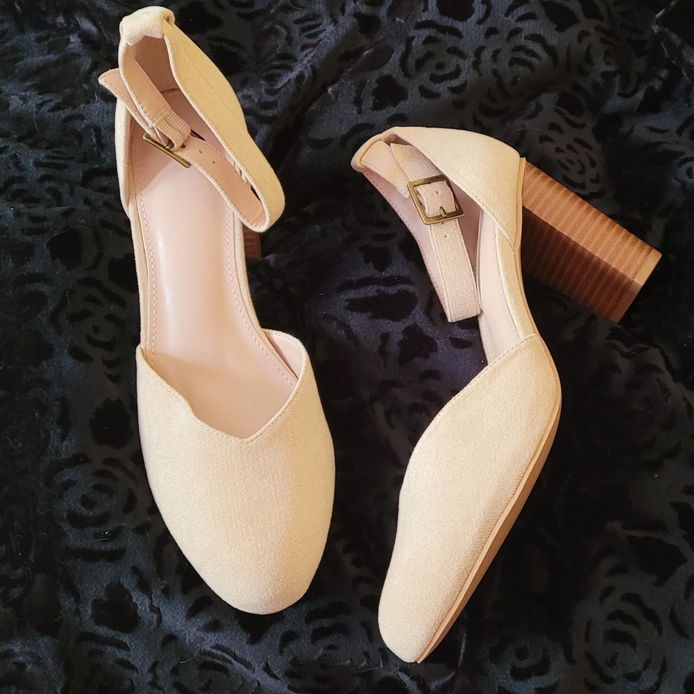 Chunky heeled pumps